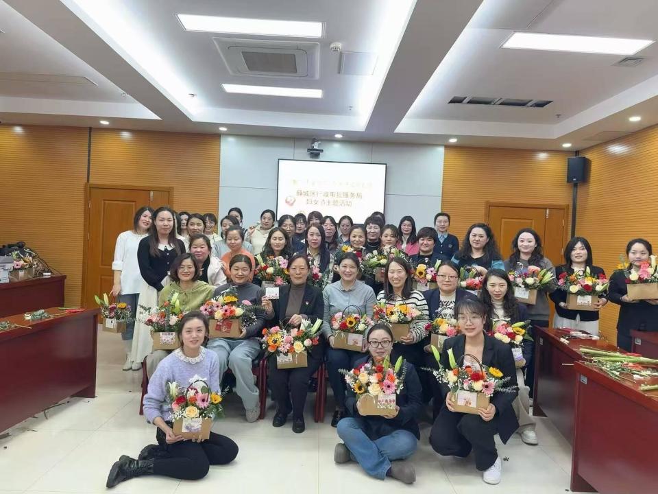 花香滿溢展風采，巾幗筑夢綻芳華——薛城區行政審批服務局舉辦三八婦女節主題插花活動
